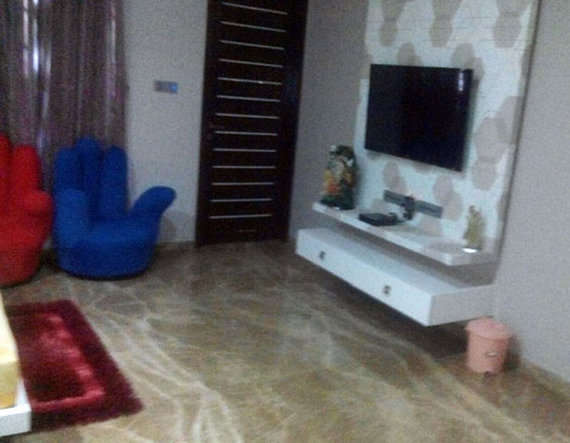 હાઈફાઈ કિચન અને બાજુમાં ડાઈનિંગ ટેબલ