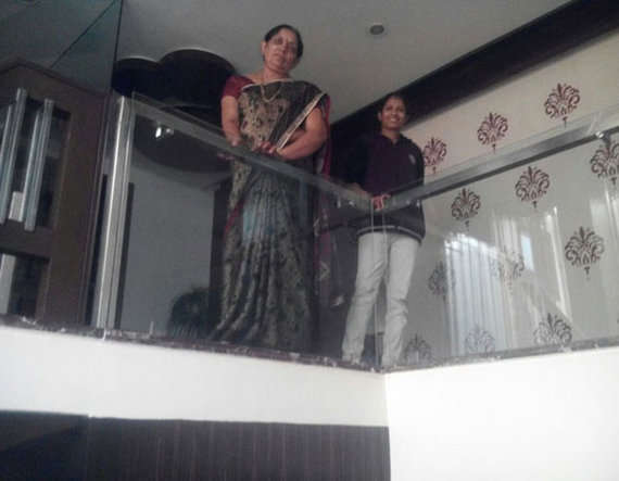 રે બંગલાના હોલમાં દ્વારકાધીશની છબી અને કાનૂડાની કાંસ્ય પ્રતિમા જોવા મળે છે