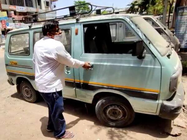 કોરોના પહેલા જ્યારે સ્કૂલ ધમધમાટ હતો, ત્યારે સ્કૂલવાનનો વેપાર કરતા હતા